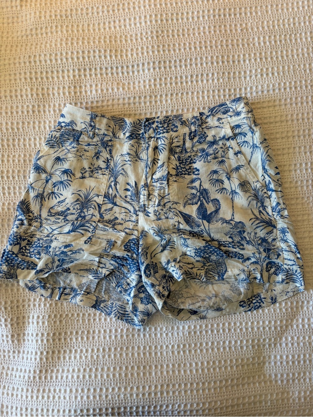 Nicole Miller Blue and Cream Tropical Print High-Waist Shorts